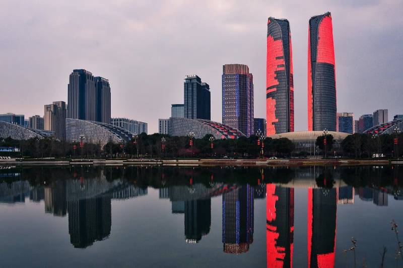 2025春节成都金融城双子塔灯光秀几点亮灯？